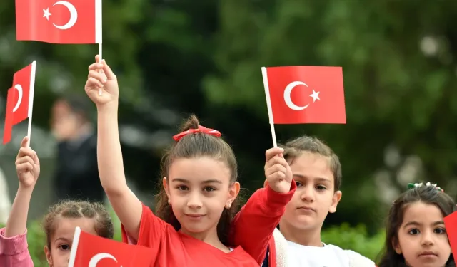 Eğitimde ikinci dönem 'Bayrak Sevgisi' temasıyla başladı