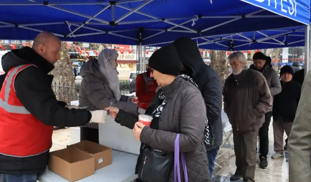 İzmit'te kandillik helva ikramı