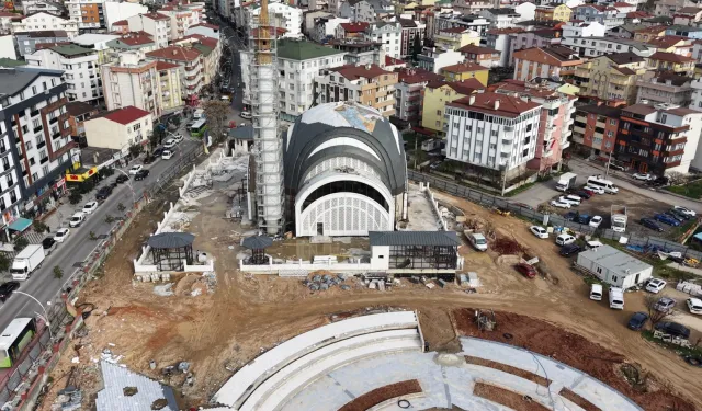 Çayırova'da Kent Meydanı'nda çalışmalar sürüyor