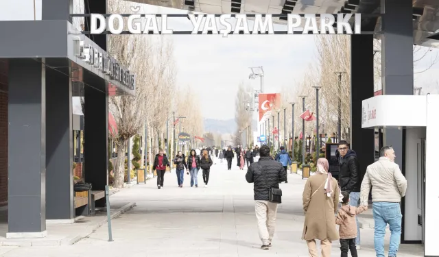 Başkentliler bayramı Büyükşehir'in parklarında kutladı