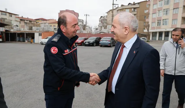 Gebze'de bayram öncesi kamu personeline ziyaret