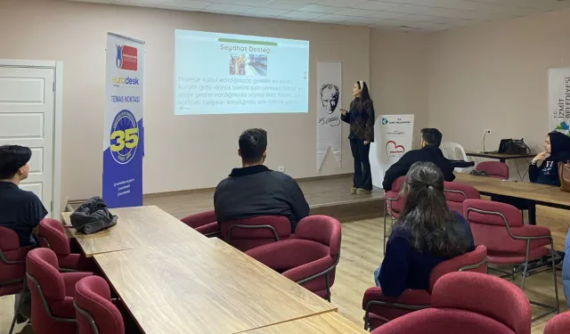 Kocaeli İzmit'te gençlere uluslararası fırsat rehberi