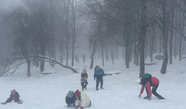 Kocaeli Kuzuyayla'da bayram sevinci karla buluştu