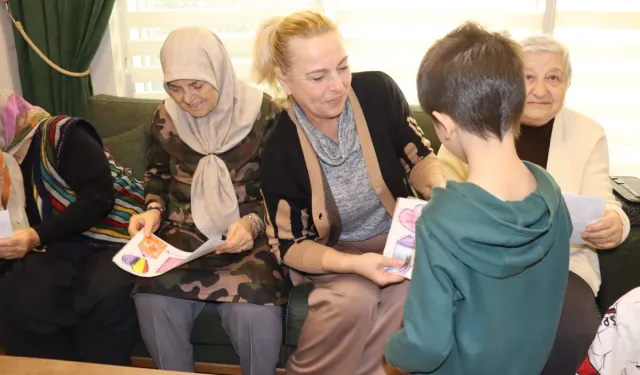 İzmitli miniklerden yaşlılar haftasında anlamlı ziyaret