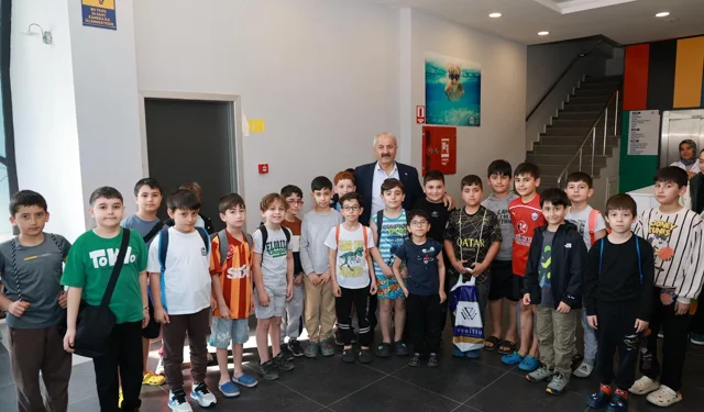Gebze'de minik yüzücülere Başkan Büyükgöz'den ziyaret