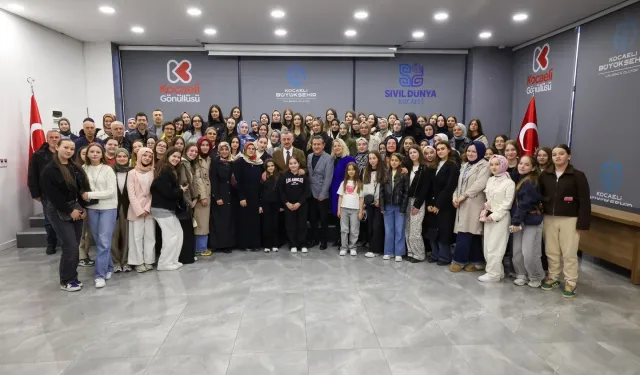 Kocaeli'de Başkan Büyükakın'dan soydaş öğrencilere misafirperverlik