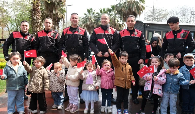 Kocaeli'de minikler polis amcalarını ağırladı