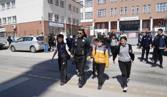 Keçiören Zabıtası'ndan öğrenci güvenliği mesaisi
