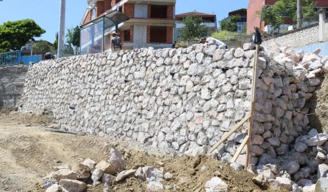 İzmit'te taş duvar yenileme çalışması