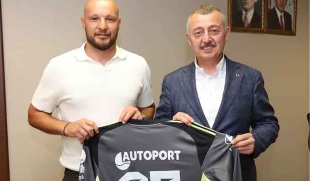 Kocaelispor'un kaptanı formasını Başkan Büyükakın'a hediye etti