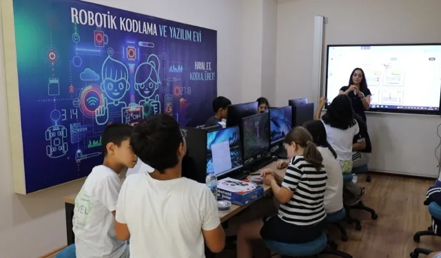 İzmit Belediyesi Robotik Kodlama ve Yazılım Evi'nde eğitimler başladı