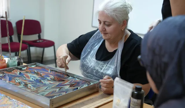 Keçiören'de şehit yakınlarına ebru sanatı workshopu