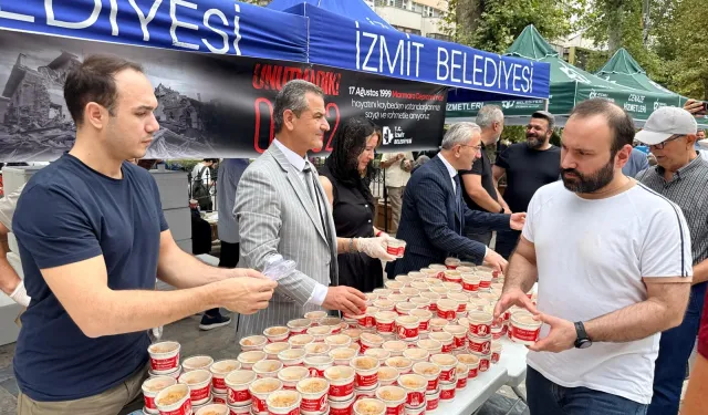 İzmit'te deprem hayatını kaybedenler anısına helva dağıtıldı