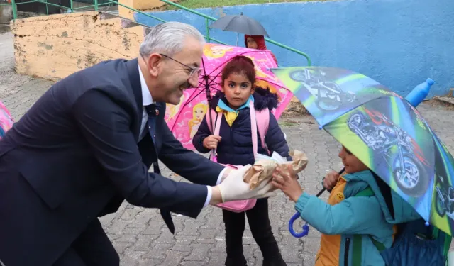 İzmit'te yağmura rağmen 'Beslenme Saati'ne devam