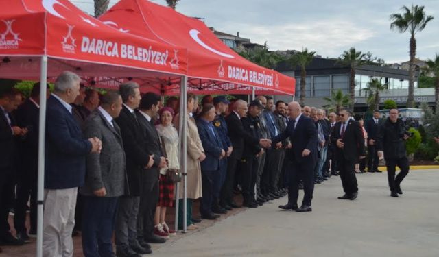 Darıca’da muhtarlar günü çelenk sunumuyla gerçekleştirildi.
