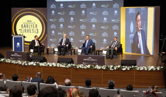GTÜ Rektörü Başiskele Kariyer Zirvesi'nde gençlerle buluştu