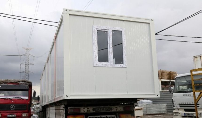 Kocaeli, Sahra Hastanesi için konteynerleri Hatay'a gönderiyor