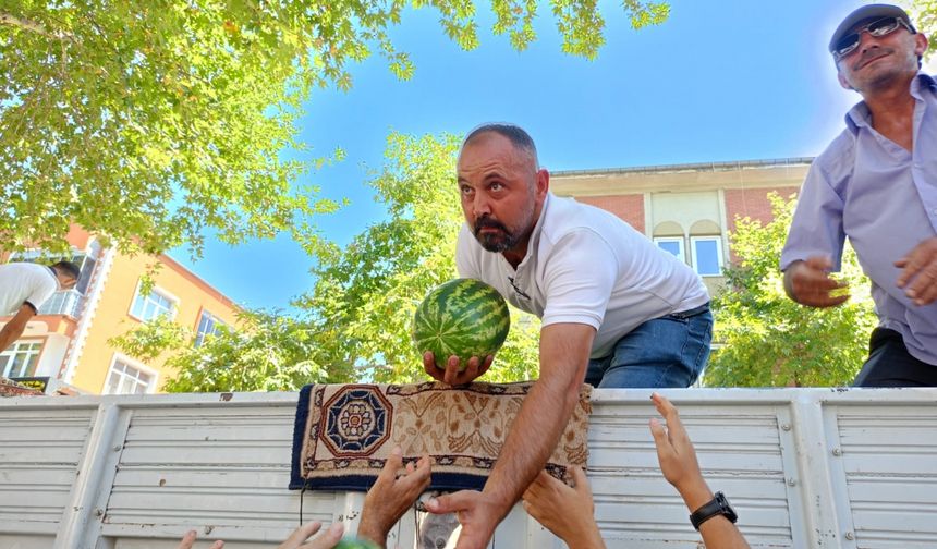 Tokat'ta bir üretici vatandaşlara tır dolusu karpuz dağıttı