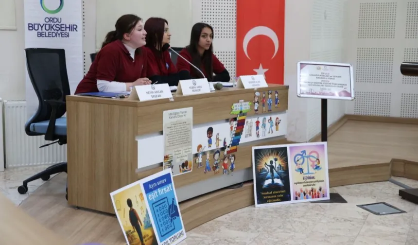 Gençler münazara için yarıştı