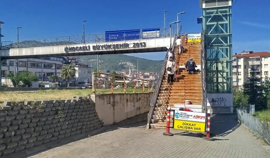 Gölcük’teki üst geçitlerde bakım ve onarım çalışması