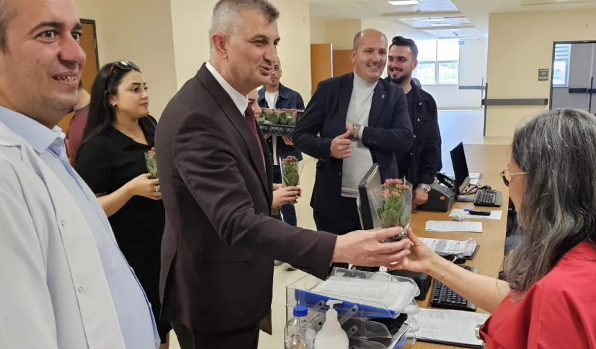 Başkan Sezer’den hemşirelere sürpriz kutlama
