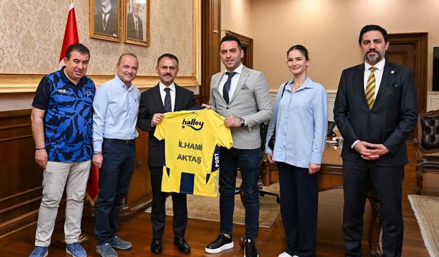 Kocaeli Fenerbahçeliler Derneğinden Vali Aktaş'a Fenerbahçe forması