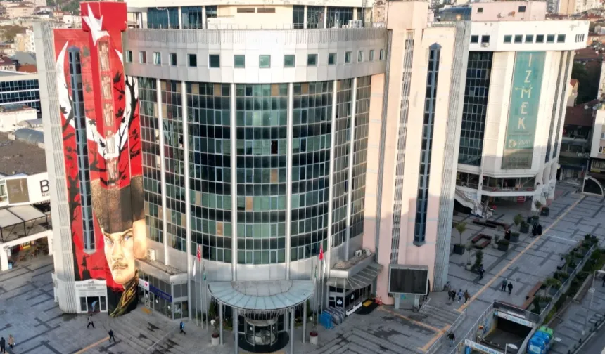 İzmit'te şehitlere saygı... Çocuk etkinlikleri ertelendi