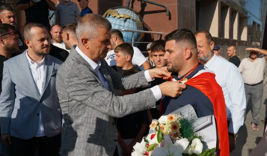 Gölcük Belediyesi başpehlivanına kutlama