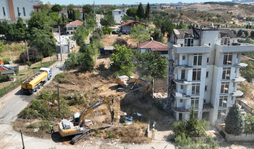 Çayırova’da riskli yapıların yıkımı başladı