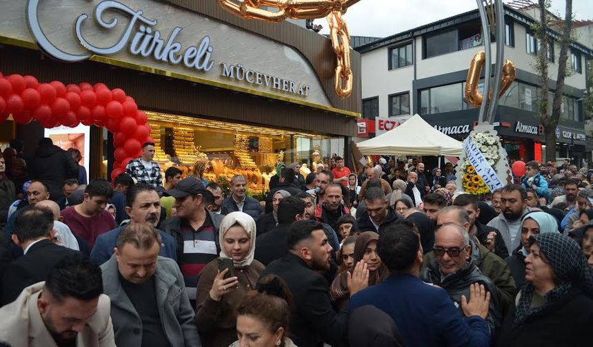 Darıca’da ücretsiz altın dağıtıldı, vatandaş kuyruğa girdi