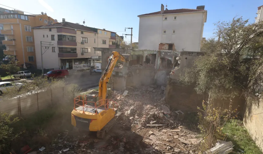 Çayırova'da metruk binalar yıkılıyor