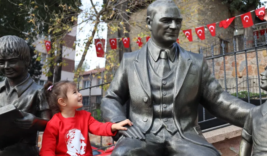 İzmit'te minik yüreklerden Ata'ya sevgi dolu anma