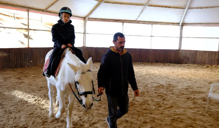 Kocaeli'de ara tatili at üstünde geçirdiler