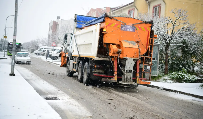 Çayırova'da karla mücadele sürüyor