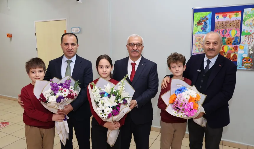 Gebze'de yarıyıl karneleri Sultan Ayhan İlkokulu'nda dağıtıldı