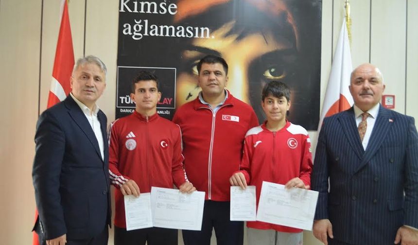 Darıca’da yaşayan milli tenisçi kardeşlerden Kızılay’a 102 bin TL’lik bağış