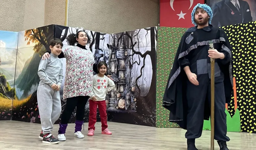 Gölcük'te çocuklara özel sahne yüzleri güldürüyor