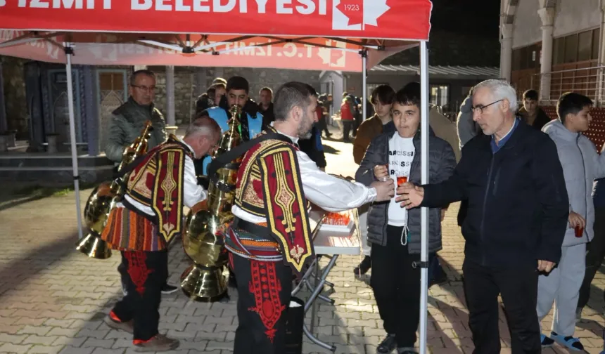 İzmit'te teravih sonrası gönülleri ısıtan ikram