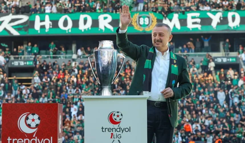 Kocaeli'de Başkan Büyükakın'dan 3 puana 3'lü kutlama