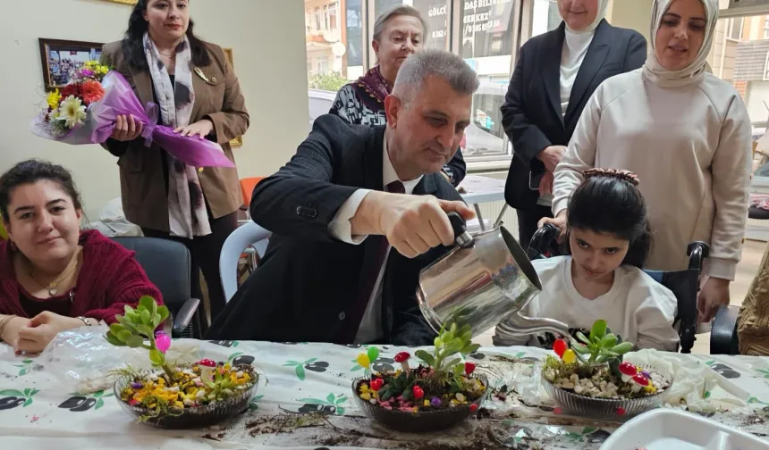 Kocaeli Gölcük'te çiçekler engelleri aştı