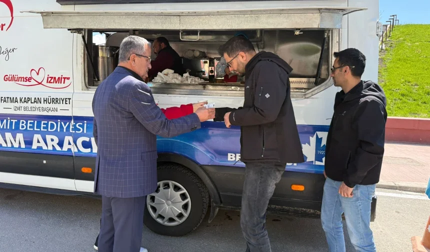 İzmit'te vatandaşlara sıcak ikram