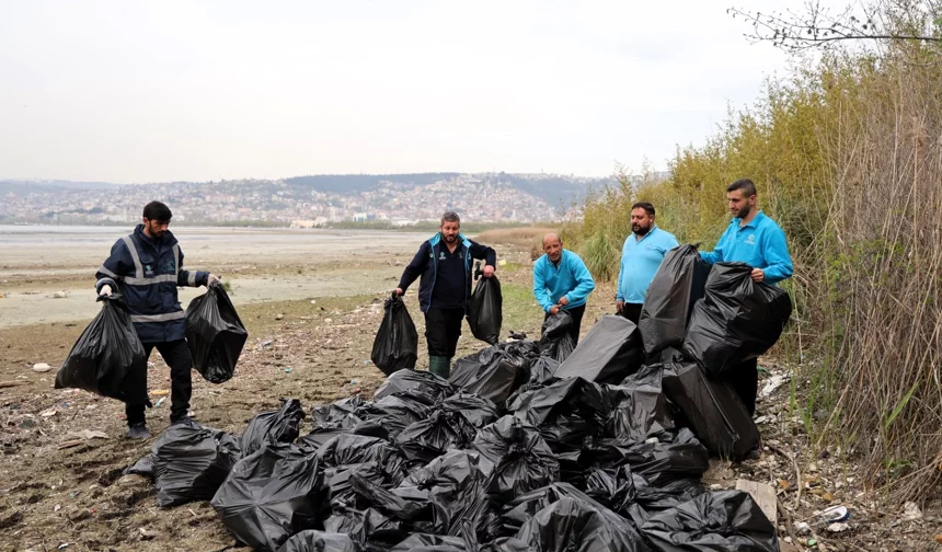 Kocaeli'de ekipler 50 torba atığı doğadan uzaklaştırdı