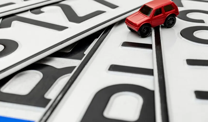 Plaka karmaşasına son! Hatalı plakalar ücretsiz değiştirilecek