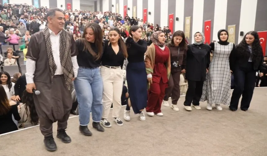 Üniversitede sıra gecesi coşkusu