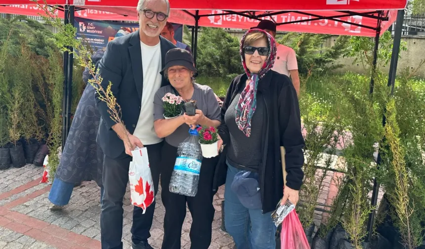İzmit'te mezarlıklarda fide dağıtıldı