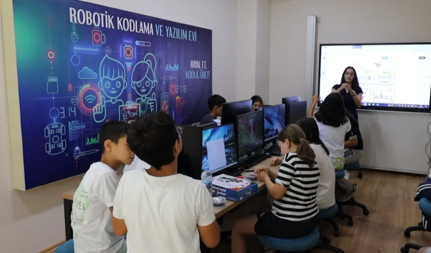 İzmit Belediyesi Robotik Kodlama ve Yazılım Evi'nde eğitimler başladı
