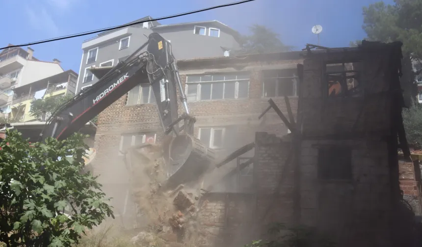 İzmit'te tehlike arz eden metruk bina yıkıldı
