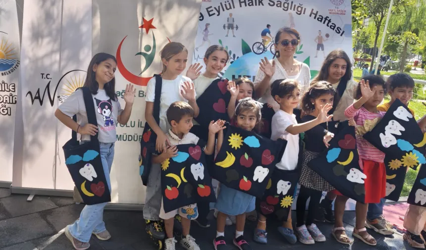 Çocuklar kendi çantalarını tasarladı