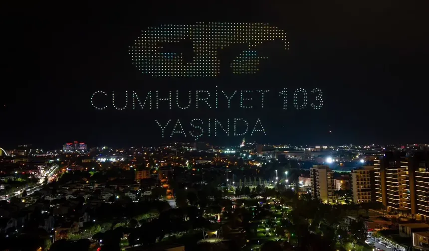 Cumhuriyet coşkusu gökyüzünü aydınlattı