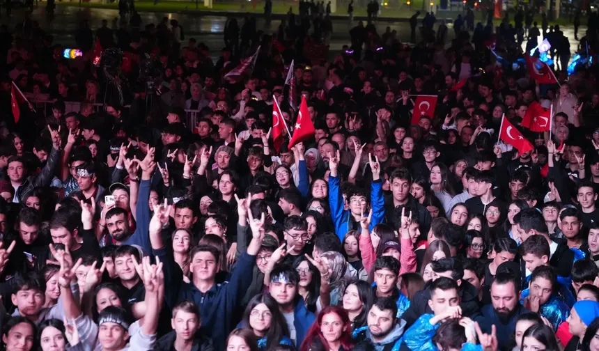 Cumhuriyet coşkusu Kocaeli'de yağmur tanımadı